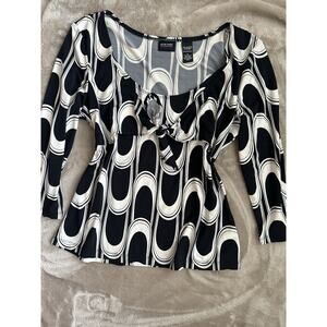 Vintage Y2K Black And White New York & Company Geometric Tie Front Top (L)